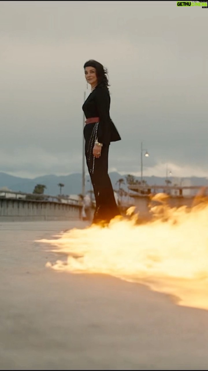 Shohreh Aghdashloo Instagram - “Run Sweetheart Run” - an innovative horror film. A single mother meets an associate of her boss for a business dinner, but the night goes sour as soon as she gets to see his real face. An edge-of-the-seat-thriller. Sometimes all we need is to be courageous and use all the help we can get. “Run Sweetheart Run” - یک فیلم ترسناک مبتکرانه. یک مادر مجرد با یکی از همکاران رئیس خود برای یک شام کاری ملاقات می کند، اما به محض اینکه چهره واقعی او را می بیند، شب تیره می شود. یک مهیج فوق العاده. گاهی تنها چیزی که نیاز داریم این است که شجاع باشیم و از تمام کمک هایی که می توانیم دریافت کنیم استفاده کنیم.