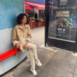 Shohreh Aghdashloo Instagram - Waiting for Godot, or impatiently waiting for the future bus 🚌 that takes us to a better future where all of us can live in peace and prosperity. در انتظار گودو، یا بهتر است بگوییم، بی صبرانه منتظر اتوبوس آینده هستیم 🚌 که ما را به آینده ای بهتر می برد که در آن همه ما می توانیم در صلح و رفاه زندگی کنیم.