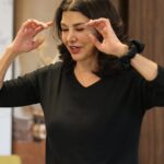 Shohreh Aghdashloo Instagram - This was my first master class in Farsi. Hopefully, I’ll be able to do more, both in Farsi and English, in my spare time - or even do it live if time allows. 🙏🏼❤️ به همت دوست عزیز، عارف محمدی، که بنیان گذار”گروه هنری موج نو” در تورانتو است افتخار آشنایی با بازیگران جوانی را داشتم که چند تن از آن ها به تازگی ایران را ترک کرده‌اند. این اولین جلسه تحلیل بازیگری تحت عنوان “چند نکته ظریف بازیگری” به زبان فارسی بود. امیدوارم در آینده بتوانم کلاس های بیشتری به هردو زبان داشته باشم و شاید اگر فرصتی پیش آمد بتوانم در اینستا و هم زمان با شما پاسخگوی سعوالات شما باشم.❤️ Thank you, @newwaveartisticgroup and @arefmohammadi_official, for organizing the event. Photo: @namvar.abbasian Video edit: @madebydq