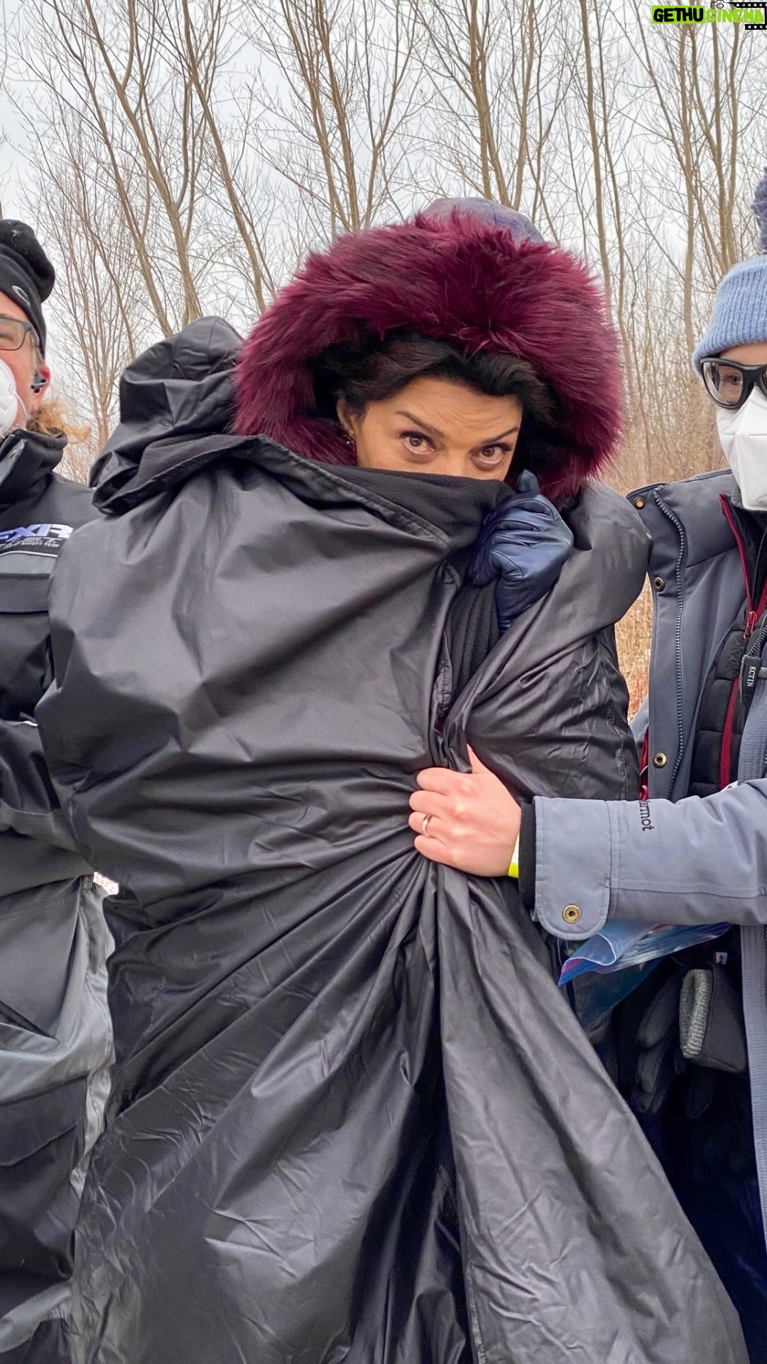 Shohreh Aghdashloo Instagram - It’s been two years since the last episode of The Expanse aired. I will always cherish the funny moments we had on set. 😂😂 دو سال از پخش آخرین قسمت سریال The Expanse می گذرد. کار در این سریال و به مدت ۶ سال در سرمای زمستان کانادا بسیار سخت بود، اما سختی ها را به جان خریدیم تا آینده بشریت را به تصویر دراوریم. و من هرگز لحظات شیرین آن را از یاد نخواهم برد. Thank you @madebydq for creating this video. 🙏🏼 #theexpanse #screamingfirehawks