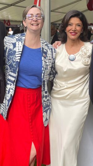 Shohreh Aghdashloo Instagram - Happy Independence Day! 🥳

Celebrating in the backyard of the US Ambassador’s house. With special thanks to the US Embassy in Prague.

جشن چهارم جولای، روز استقلال در منزل سفیر امریکا در پراگ. چنین جشنی را برای ایران آرزومندم.

#independenceday