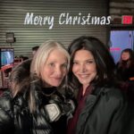 Shohreh Aghdashloo Instagram - Merry Christmas to all fans out there! 🎄 Thank you for all your love and support. Wishing you a joyful and warm holiday season from the set of The Penguin with my Director Helen Shaver! 🙏🏼❤️ کریسمس را به همه طرفداران در آنجا تبریک می گویم! 🎄 ممنون از همه محبت ها و حمایت های شما. با آرزوی یک فصل تعطیلات شاد و گرم از مجموعه فیلم پنگوئن! 🙏🏼❤️ #merrychristmas #thepenguin