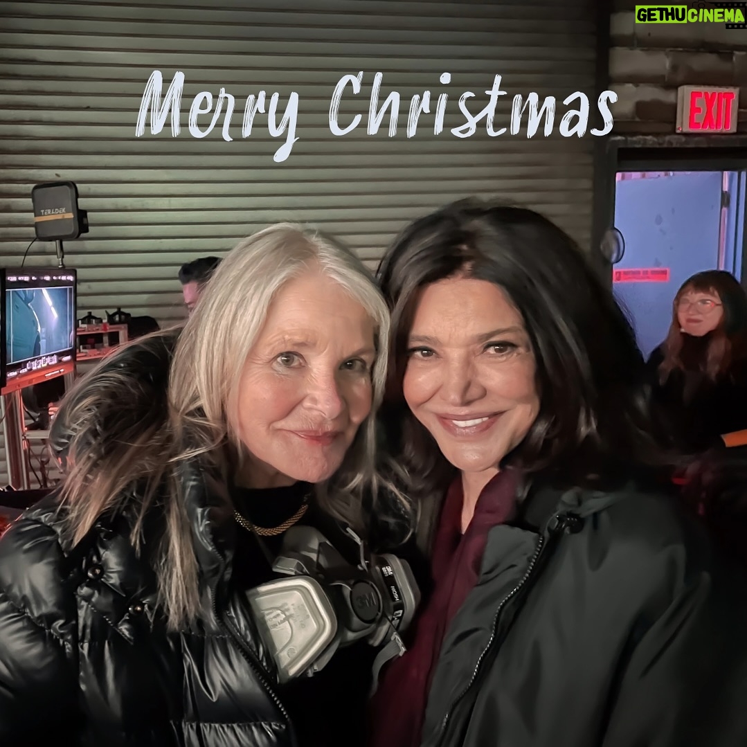Shohreh Aghdashloo Instagram - Merry Christmas to all fans out there! 🎄 Thank you for all your love and support. Wishing you a joyful and warm holiday season from the set of The Penguin with my Director Helen Shaver! 🙏🏼❤️ کریسمس را به همه طرفداران در آنجا تبریک می گویم! 🎄 ممنون از همه محبت ها و حمایت های شما. با آرزوی یک فصل تعطیلات شاد و گرم از مجموعه فیلم پنگوئن! 🙏🏼❤️ #merrychristmas #thepenguin