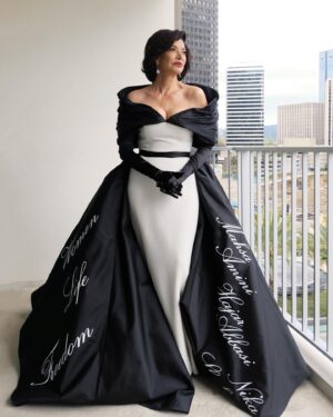 Shohreh Aghdashloo Instagram - It has been my utmost pleasure collaborating with award-winning fashion designer Christian Siriano for the 95th Academy Awards. 

The custom-made white and black “Woman Life Freedom” gown is championing the women of Iran, Mahsa Amini, Hajar Abbasi, and Nika Shakarami, who were among the first women whose lives ended far too early in the hope of freedom after 44 years of oppression and religious tyranny under the Islamic Republic.

@csiriano has long championed women and marginalized communities, and has spoken up for causes he believes in, and has fought for what he believes is right.

Thank you, Christian, for your creative vision and for lending your voice to support the people of Iran. 🙏🏼❤️

همکاری با طراح مد برجسته کریستین سیریانو در نود و پنجمین رویداد جوایز اسکار برای من بسیار لذت بخش بود.
لباس سفارشی دوخته شده‌ی «زن زندگی آزادی» تقدیم شده به زنان قهرمان ایران مهسا امینی، هاجر عباسی و نیکا شاکرمی؛ که پس از ۴۴ سال ستم و استبداد دینی جمهوری اسلامی، جان خود را به امید رسیدن به آزادی بسیار زودتر از موعد از دست دادند. 
کریستین سریانو @csiriano مدت‌هاست که از زنان و گروه‌های به حاشیه‌رانده شده حمایت می‌کند و درباره‌ی اهدافی که به آن‌ها معتقد است صحبت می‌کند و برای آنچه که به آن باور دارد می‌جنگد.
کریستین؛ از تو به خاطر دیدگاه خلاقانه‌ات و اینکه صدای حمایت از مردم ایران هستی سپاسگزارم.

👗: @csiriano 
💎: @alexsoldierjewelry & @matturijewellery 
💇🏻‍♀️: @lovetaije
💄: @drodbeauty 
📷: @kjohn_lasoul
Stylist: @svint.jvmes

#Oscars95 #Oscars #Oscarsweekend #WomanLifeFreedom