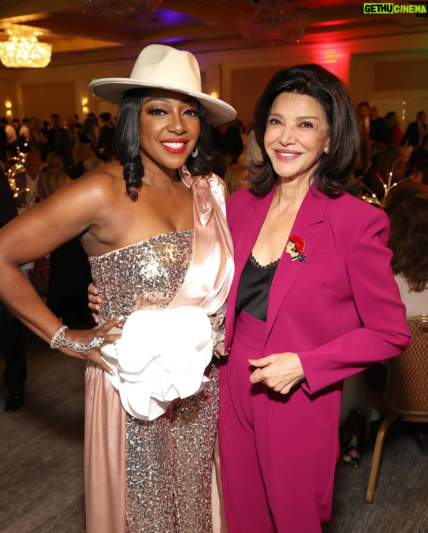 Shohreh Aghdashloo Instagram - A big thank you to Birgit for the warm invitation to the @babc_losangeles annual Christmas Luncheon. Surrounded by over 1,000 members of the international business community, the event was nothing short of magical. The complimentary champagne, traditional British Christmas lunch, and abundant wine added to the holiday cheer. Here’s to continuing traditions and creating new memories. 🙏🏼❤️ #babclosangeles