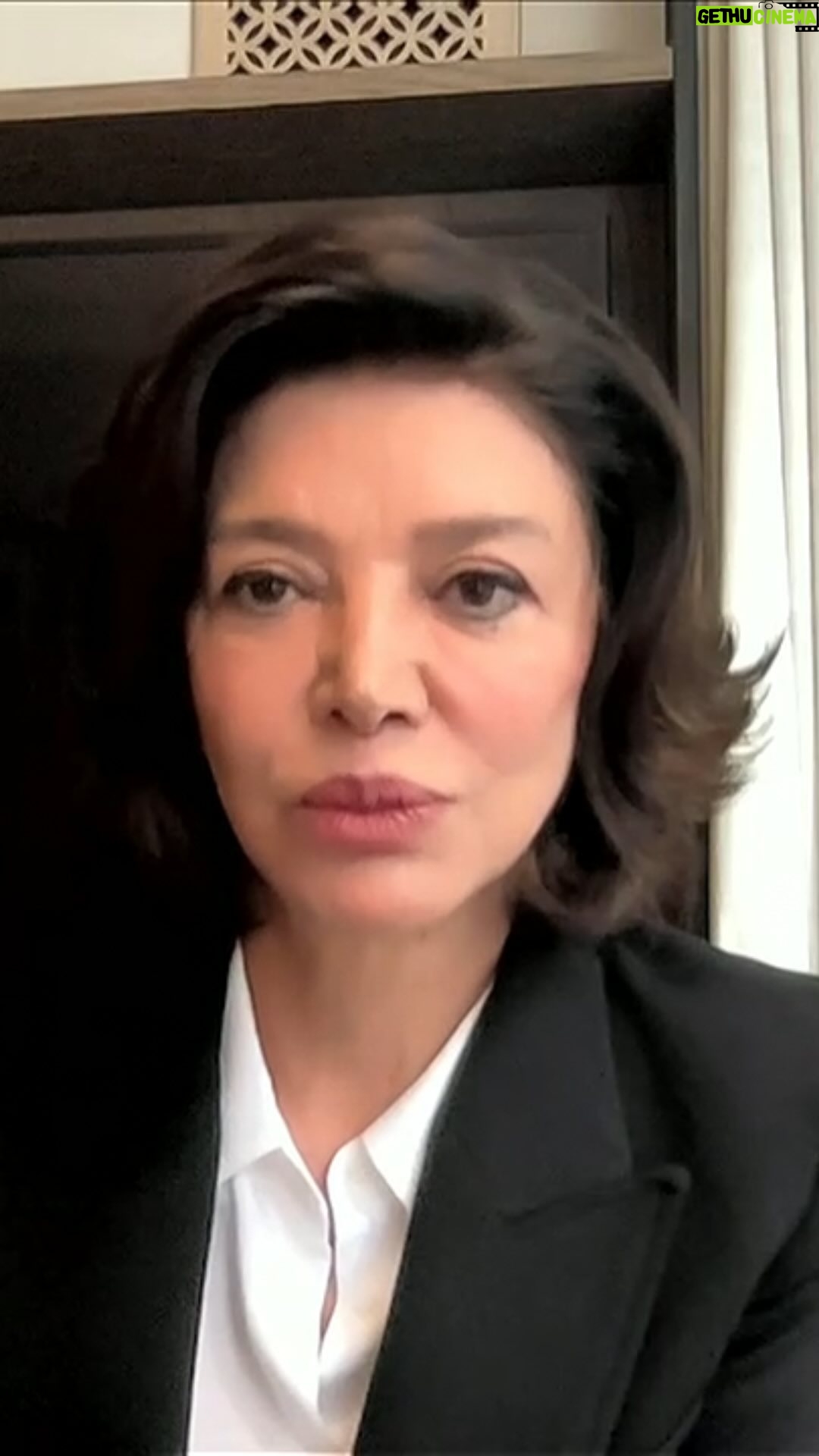 Shohreh Aghdashloo Instagram - Stop negotiating with the government of Iran. Stop dealing with this regime. Trust us, dealing with a happy Iran would be far more beneficial to the people of the world. 🌎 I may sound repetitive, but there is no other way to bring down this brutal regime. Special thanks to @azadeh.news at BBC for this thorough interview. مذاکره با دولت ایران را متوقف کنید. دست از معامله با این رژیم بردارید. فراورده های ایران را از جمله نفت ایران را در بازار سیاه به نصف قیمت نخرید. به ما اعتماد کنید، برخورد با ایران شاد برای همه مردم جهان بسیار مفیدتر خواهد بود. شاید تکراری به نظر بیایم، اما راه دیگری به جز از اعتصاب، نافرمانی مدنی و همکاری نکردن کشورهای ذینفع با این رژیم برای سرنگونی این حکومت خونخوار وجود ندارد. با تشکر ویژه از آزاده مشیری در بی بی سی برای این مصاحبه کامل. #womanlifefreedom
