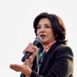 Shohreh Aghdashloo Instagram - Feb 11th, NSG rally in Washington DC, Farsi version شنبه ۱۱ فوریه در تظاهرات واشینگتن‌، به زبان فارسی. 📸 @thenewpersiantimes Event Organizer @nsgiran #shohrehaghdashloo #iranrevolution #opiran #mahsaamini #iran #freeiran #womanlifefreedom #nsgiran #thenewpersiantimes #newpersiantimes