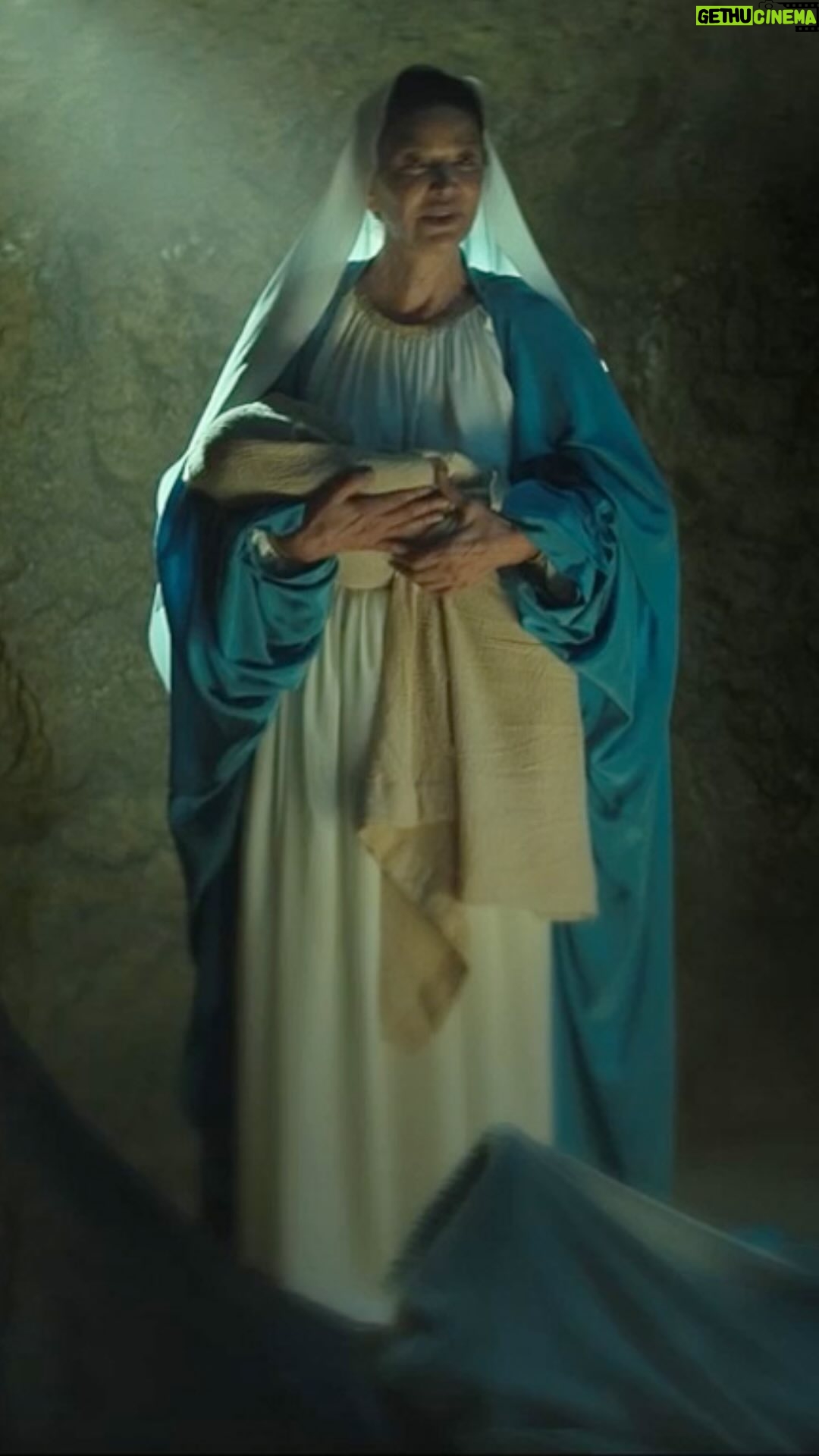 Shohreh Aghdashloo Instagram - Portraying Mother Mary in this extraordinary series streaming on Peacock was not only challenging but also reminded me of all the mourning mothers who’ve lost their sons and daughters to freedom of expression and belief. Working with the talented actress Betty Gilpin once again proved to me that having a brilliant partner on the screen makes the other partners shine too. This series is up for several nominations, and I keep my fingers crossed for Betty and all the artists involved in bringing it to the screen and your attention. Kudos to the creators and writers of this series. I wish you all the best in the quest. ❤️ بازی در نقش حضرت مریم که پس از دو هزار سال هم چنان نگران حفظ روح پسرش از دشمنان اوست نه تنها چالش بر انگیز بود بلکه من را به یاد همه مادران داغداری انداخت که پسرانشان را در راه آزادی بیان و عقیده از دست میدهند. خالقین این سریال “ Mrs Davis همان طراحان سریال معروف Lost” هستند که همچنان مسایل اجتماعی و سیاسی روز را با طرح قصه های بعید به چالش می کشند. این سریال منتخب چندین جایزه است و من برای همه هنرمندان اش آرزوی بهترین ها را دارم. با سپاس از نویسندگان این سریال و آرزوی موفقیت برای همه آن ها. این سریال را میتوانید در شبکه Peacock ببینید. ❤️ #mrsdavis