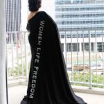 Shohreh Aghdashloo Instagram - With special thanks to Vanity Fair and to Kevan Hall for designing this beautiful dress that carries the message of the brave Iranian freedom fighters. با تشکر ویژه از Vanity Fair و Kevan Hall برای طراحی این لباس زیبا که پیام جنگجویان شجاع آزادی ایران را حمل می کند. 👗: @kevanhalldesign 💎: @matturijewellery 👜: @tods 💇🏻‍♀️: @lovetaije 💄: @drodbeauty 📷: @kjohn_lasoul Stylist: @svint.jvmes #Oscars95 #VanityFairParty #WomanLifeFreedom