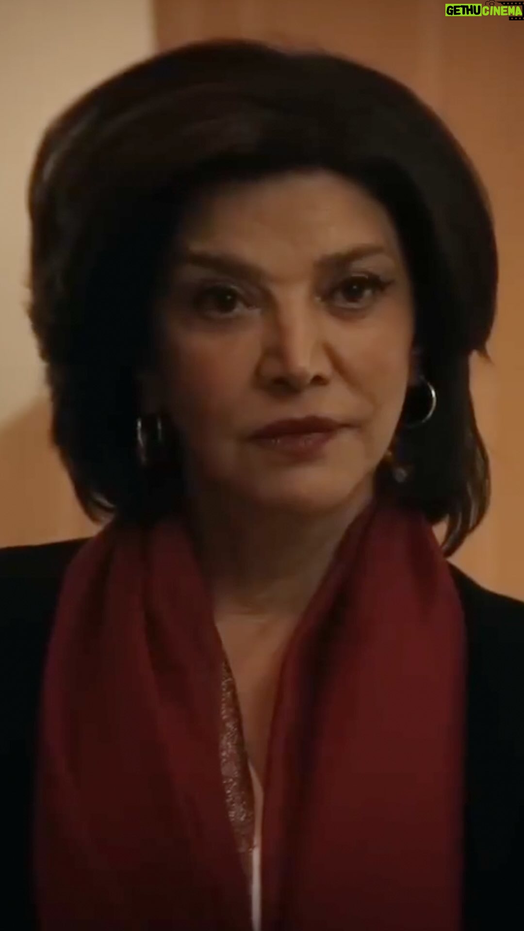 Shohreh Aghdashloo Instagram - Want to know what I’m up to nowadays? Shooting The Penguin with Academy Award nominee and brilliant actor Colin Farrell accompanied by an amazing cast. The next chapter in @TheBatman saga is now in production. Coming in 2024 to HBO Max. 🙏🏼❤️ آیا میخواهید بدانید این روزها چه کار میکنم؟ مشغول فیلم برداری سریال تلویزیونی The Penguin با بازیگری شگفت انگیز نامزد جایزه اسکار “کالین فرال و بازیگران طراز اول این سریال برای HBO Max هستم. این سریال یک سال دیگر در ۲۰۲۴ به نمایش در خواهد آمد. #thepenguin