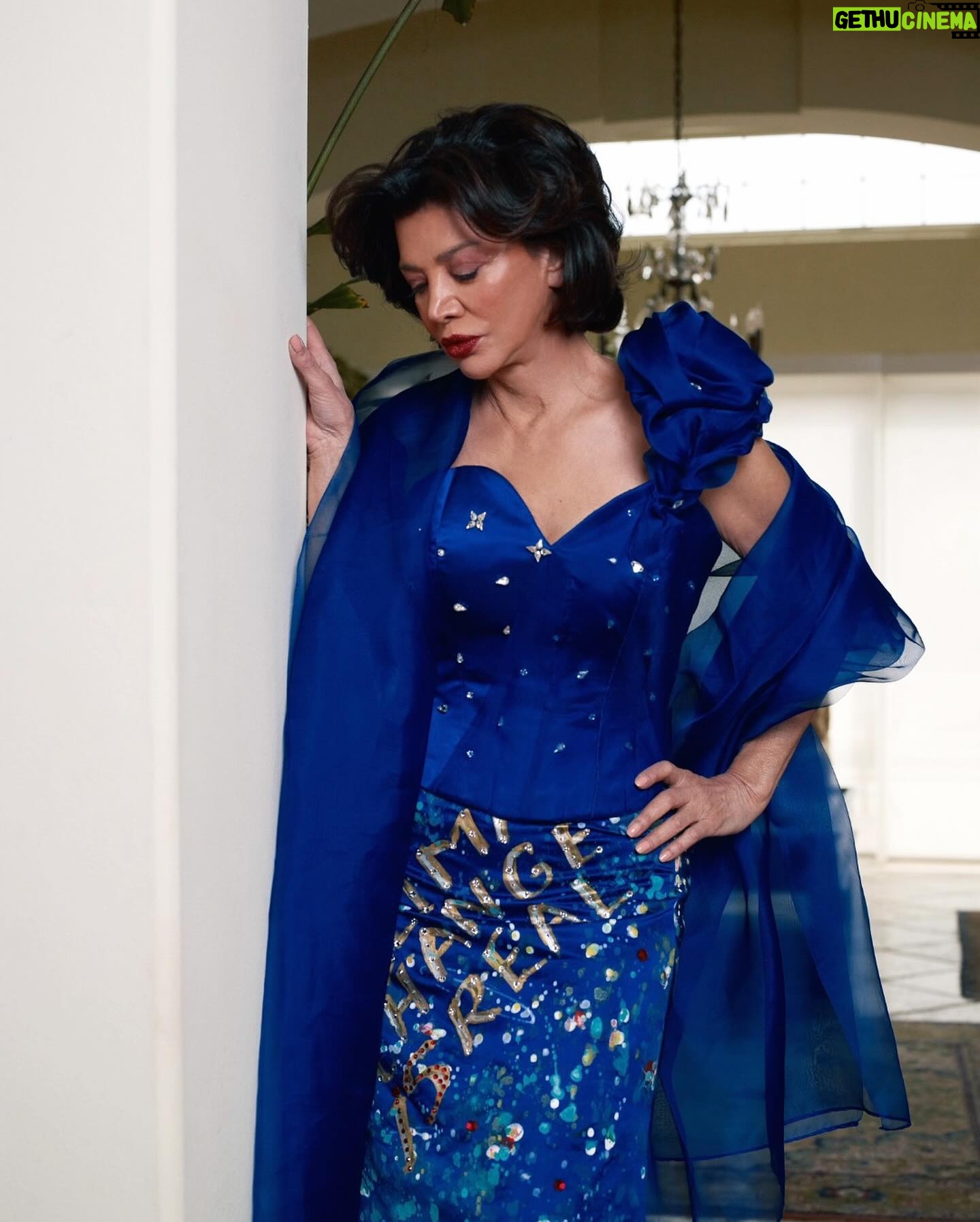 Shohreh Aghdashloo Instagram - Thrilled to share a glimpse into my latest feature with Javanan magazine, where fashion meets activism. For years, I’ve had the honor of collaborating with the incredibly talented Iranian-American designer, @shahladorriz. This time, I approached her with a unique request: to craft a dress that embodies a critical message for our times - ‘Global Warming Is Real’. The result? A masterpiece that speaks volumes. Dive into the full interview on the Javanan website to discover the story behind this powerful statement piece. خوشحالم که گفتگوی نوروزی ام با مجله جوانان را به اشتراک بگذارم، جایی که مد با فعالیتهای اجتماعی دیدار میکند. سال ها است که افتخار همکاری با طراح ایرانی-آمریکایی بسیار هنرمند و با استعداد، شهلا دوریز، را داشته ام. این بار، با یک درخواست منحصر به فرد به نزدش رفتم. طراحی یک لباس که پیامی حیاتی برای دوران ما را در بر بگیرد - ‘گرمایش جهانی واقعیت دارد’. نتیجه؟ اثری شاهکار که حرفهای زیادی برای گفتن دارد. برای خواندن داستان این لباس و گفتگو میتوانید به وبسایت مجله جوانان سر بزنید و مصاحبه کامل را مطالعه کنید. 📷: @DaeHowerton