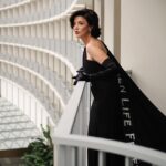 Shohreh Aghdashloo Instagram - With special thanks to Vanity Fair and to Kevan Hall for designing this beautiful dress that carries the message of the brave Iranian freedom fighters. با تشکر ویژه از Vanity Fair و Kevan Hall برای طراحی این لباس زیبا که پیام جنگجویان شجاع آزادی ایران را حمل می کند. 👗: @kevanhalldesign 💎: @matturijewellery 👜: @tods 💇🏻‍♀️: @lovetaije 💄: @drodbeauty 📷: @kjohn_lasoul Stylist: @svint.jvmes #Oscars95 #VanityFairParty #WomanLifeFreedom