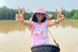 Shraddha Gautam Instagram - 2022, you brought me so much joy!
1. I ran a run in Ladakh and held this kid!
2. I saw myself on the big screen!!
3. I wrote that on day 1, shot 1 of the movie, on the set!
4. I turned to farming this year!!
5. I performed  with my idol & mentor @dariussunawala! 🥹
6. I got back to theatre with The Gentlemen
7. I watched the most amazing sunset in Udaipur!
8. My Bougainvillea survived the year!!!
9. I performed for the most amazing people, so much stand up this year and the last one for the year was for the First Family of Dharmasthala! Whaaaa!!!😇
10. Good Money I made this year 😁
#2022