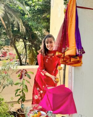 Shraddha Kapoor Instagram - Happy Gudi Padwa Meri Insta Fam✨ 
Gudi Padwa ki aapko aur aapke parivaar ko hardik shubhkaamnaaye 🙏🏼