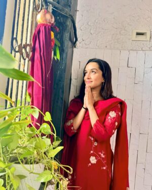 Shraddha Kapoor Instagram - Happy Gudi Padwa Meri Insta Fam✨ 
Gudi Padwa ki aapko aur aapke parivaar ko hardik shubhkaamnaaye 🙏🏼