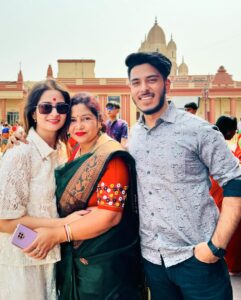 Shreema Bhattacherjee Instagram - মায়ের আশীর্বাদে দিনের শুরু❤️ @bhattacharjeeshuvadeep @officialindranil