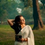 Shreema Bhattacherjee Instagram - তোমায় ছুঁতে চাওয়ার মুহুর্তরা কে জানে, কী আবেশে দিশাহারা! চিত্র গ্রাহক @rehan_chakraborty_official ✨