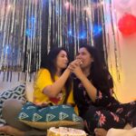 Shreema Bhattacherjee Instagram - কাল রাত তখন ঠিক বারোটা🙈আয়োজন একেবারে এলাহি❤️ জন্ম হয়েছিল বহুকাল আগে তবুও সেই খুশি কমেনি প্রিয় মানুষ গুলোর ধন্যবাদ @officialindranil @lisaachatterjee ❤️❤️❤️