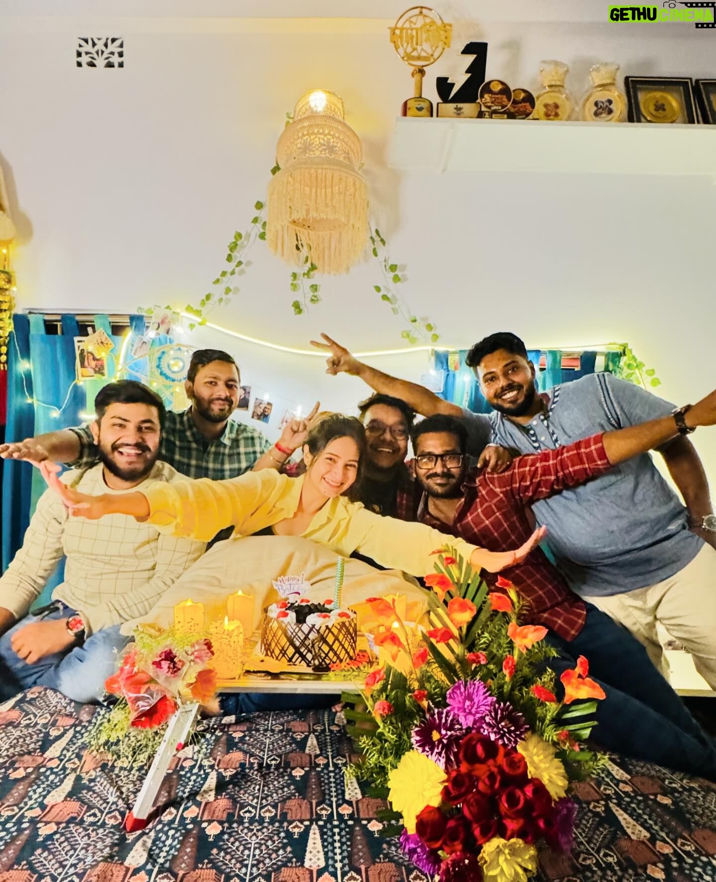 Shreema Bhattacherjee Instagram - অনেকটা ঠিক ছোটবেলার মতো!! সন্ধেবেলা বাবা মা,ভাই সাথে বন্ধুদের নিয়ে অনেক আনন্দ দুষ্টুমি ,মজা,খাওয়াদাওয়া। আর একটা বছর জীবনের কাটিয়ে ,নতুন কিছু শেখার ইচ্ছে নিয়ে এগিয়ে যাওয়া । সবাইকে ধন্যবাদ 🙏🏻উত্তর নাদিতে পারবার জন্য সরি🥲!!! এই ভাবেই ভালোবাসা দিও পাশে থেকো❤️ ওঁ নমঃ শিবায়🕉️