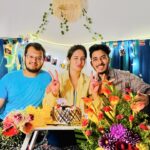 Shreema Bhattacherjee Instagram - অনেকটা ঠিক ছোটবেলার মতো!! সন্ধেবেলা বাবা মা,ভাই সাথে বন্ধুদের নিয়ে অনেক আনন্দ দুষ্টুমি ,মজা,খাওয়াদাওয়া। আর একটা বছর জীবনের কাটিয়ে ,নতুন কিছু শেখার ইচ্ছে নিয়ে এগিয়ে যাওয়া । সবাইকে ধন্যবাদ 🙏🏻উত্তর নাদিতে পারবার জন্য সরি🥲!!! এই ভাবেই ভালোবাসা দিও পাশে থেকো❤️ ওঁ নমঃ শিবায়🕉️