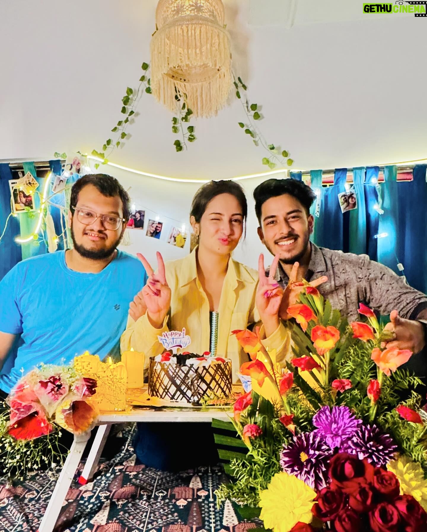 Shreema Bhattacherjee Instagram - অনেকটা ঠিক ছোটবেলার মতো!! সন্ধেবেলা বাবা মা,ভাই সাথে বন্ধুদের নিয়ে অনেক আনন্দ দুষ্টুমি ,মজা,খাওয়াদাওয়া। আর একটা বছর জীবনের কাটিয়ে ,নতুন কিছু শেখার ইচ্ছে নিয়ে এগিয়ে যাওয়া । সবাইকে ধন্যবাদ 🙏🏻উত্তর নাদিতে পারবার জন্য সরি🥲!!! এই ভাবেই ভালোবাসা দিও পাশে থেকো❤️ ওঁ নমঃ শিবায়🕉️