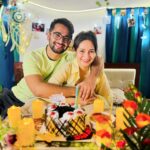 Shreema Bhattacherjee Instagram - অনেকটা ঠিক ছোটবেলার মতো!! সন্ধেবেলা বাবা মা,ভাই সাথে বন্ধুদের নিয়ে অনেক আনন্দ দুষ্টুমি ,মজা,খাওয়াদাওয়া। আর একটা বছর জীবনের কাটিয়ে ,নতুন কিছু শেখার ইচ্ছে নিয়ে এগিয়ে যাওয়া । সবাইকে ধন্যবাদ 🙏🏻উত্তর নাদিতে পারবার জন্য সরি🥲!!! এই ভাবেই ভালোবাসা দিও পাশে থেকো❤️ ওঁ নমঃ শিবায়🕉️