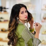 Shreema Bhattacherjee Instagram - থমকে গিয়ে তোমায় অপলক দেখা। 🦚 Make up @makeup_artist_amit ❤️ styling @subrata4462 ❤️ Costume @swara_fashionss ❤️