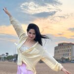 Shreema Bhattacherjee Instagram - In my soft girl era,🌻 I want all the love, peace, and happiness. I will not deal with anything or anyone that stresses me or brings negativity into my life……🤞🏻 #sunset #blessed #beyourself #beach #thankyouuniverse