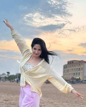 Shreema Bhattacherjee Instagram - In my soft girl era,🌻

I want all the love, peace, and happiness. I will not deal with anything or anyone that stresses me or brings negativity into my life……🤞🏻

#sunset #blessed #beyourself #beach #thankyouuniverse