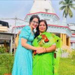 Shreema Bhattacherjee Instagram – প্রথম ছবিতে  আমার মুখশ্রী দেখলেই বোঝা যাবে ,খুব চিন্তিত আমি!
তখন মার খেয়ে ছবি তুলতে হতো 🥲বড় হলেও তাই হবে ভেবে!😅

কিন্তু না বড় হয়ে যার কাছে সব চেয়ে বেশি ধোলাই খেয়েছি তার সাথে বেশ মজায় ছবি তুলেছি ,উল্টে ওনাকে ছবি তুলতে বলতে হয় বার বার।
ভালোবাসি মা।
আজ কাল রোজ সবসময়❤️
মাঝে মাঝে আমিও একটু রেগে যাই নানান কারণে,
কিন্তু যেই তুমি বুঝিয়ে বল সব রাগ চলে যায়।

সময় চলে যাচ্ছে ,
অদ্ভুত একটা ভয় কাজ করে এখন ,তাই হয়ত
সব কাজের শেষে বাড়ি ফিরে তোমার কোল টা বড্ড ভালোবাসি❤️

#happymothersday #jaymatadi 😅😅😅😘😘