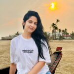 Shreema Bhattacherjee Instagram - Sambhale sambhalta nahi ye dil Kuch pyaar mein baat aisi hai❣️ #sunset #blessed #beyourself #nomakeupday #beach #thankyouuniverse