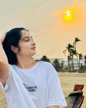 Shreema Bhattacherjee Instagram - Sambhale sambhalta nahi ye dil
Kuch pyaar mein baat aisi hai❣️

#sunset #blessed #beyourself #nomakeupday #beach #thankyouuniverse