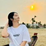 Shreema Bhattacherjee Instagram - Sambhale sambhalta nahi ye dil Kuch pyaar mein baat aisi hai❣️ #sunset #blessed #beyourself #nomakeupday #beach #thankyouuniverse