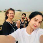 Shreema Bhattacherjee Instagram - প্রথম ছবিতে -বিকেলের মনোরম পরিবেশে ডাঙ্গাতেই নৌকবিহার😉 দ্বিতীয় ছবিতে -আমার পাগলাম কে মেনে নিয়ে ছবিতোলার প্রচেষ্টা😬 তৃতীয় ছবিতে -ঠান্ডা হওয়া ,চাঁদের আলোর সাথে অনেক গল্প আর হাসি❤️ শেষের ৩টে ছবি তোমাদের জন্য!!! 🌝🌅🐚