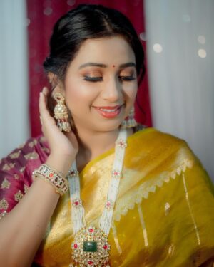 Shreya Ghoshal Instagram - दिव्य अनुभूति 🙏🏻🩷

Outfit: @madhurya_creations
Jewellery: @curiocottagejewelry
Stylist: @stylebysaachivj
Styling Team: @styledbynikinagda
📸 @_smfilms