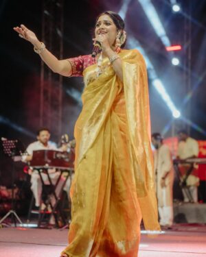 Shreya Ghoshal Instagram - दिव्य अनुभूति 🙏🏻🩷

Outfit: @madhurya_creations
Jewellery: @curiocottagejewelry
Stylist: @stylebysaachivj
Styling Team: @styledbynikinagda
📸 @_smfilms