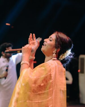 Shreya Ghoshal Instagram - दिव्य अनुभूति 🙏🏻🩷

Outfit: @madhurya_creations
Jewellery: @curiocottagejewelry
Stylist: @stylebysaachivj
Styling Team: @styledbynikinagda
📸 @_smfilms