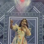 Shreya Ghoshal Instagram - When the audience sings louder than you😬 Thank you KLS GIT college Belagavi for being so awesome 🩷🩷 🎥 @_smfilms