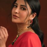 Shruti Haasan Instagram – ❤️ 🍎 🍒 

Styled by – @harmann_kaur_2.0 
Style team – @poojakaranam 
Saree – @ekayabanaras 
Footwear- @aprajitatoorofficial
HMU – @prakatwork
Photographer- @prachuprashanth