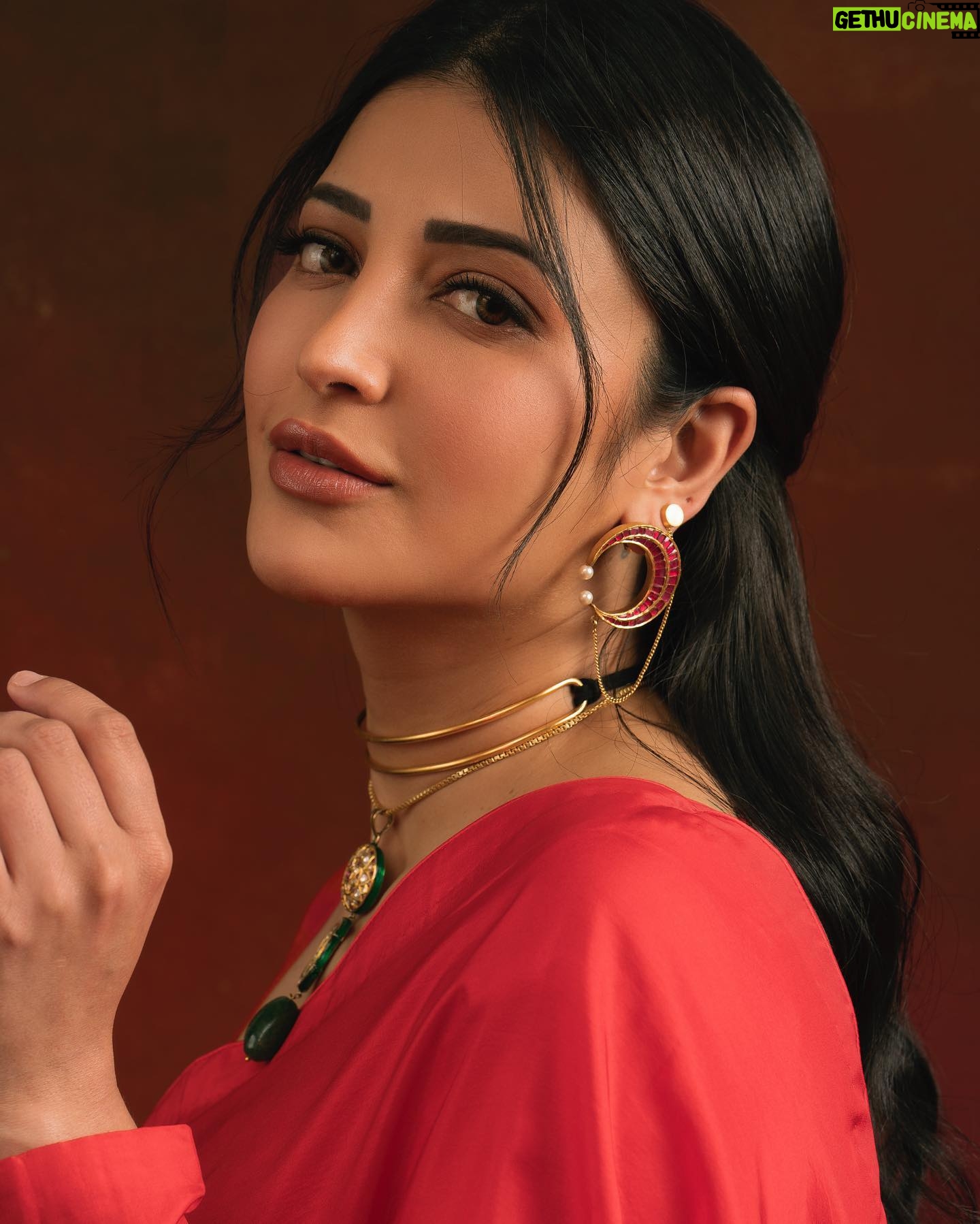 Shruti Haasan - 606.5K Likes - ❤️ 🍎 🍒
Styled by - @harmann_kaur_2.0
Style team - @poojakaranam
Saree - @ekayabanaras
Footwear- @aprajitatoorofficial
HMU - @prakatwork
Photographer- @prachuprashanth