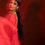 Shruti Haasan Instagram – ❤️ 🍎 🍒 

Styled by – @harmann_kaur_2.0 
Style team – @poojakaranam 
Saree – @ekayabanaras 
Footwear- @aprajitatoorofficial
HMU – @prakatwork
Photographer- @prachuprashanth