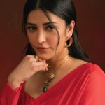 Shruti Haasan Instagram – ❤️ 🍎 🍒 

Styled by – @harmann_kaur_2.0 
Style team – @poojakaranam 
Saree – @ekayabanaras 
Footwear- @aprajitatoorofficial
HMU – @prakatwork
Photographer- @prachuprashanth