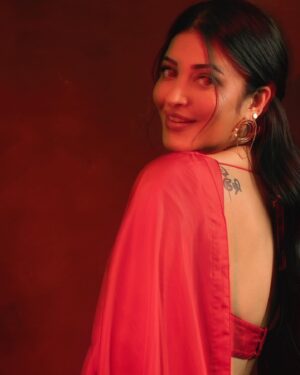 Shruti Haasan Instagram - ❤️ 🍎 🍒 

Styled by - @harmann_kaur_2.0 
Style team - @poojakaranam 
Saree - @ekayabanaras 
Footwear- @aprajitatoorofficial
HMU - @prakatwork
Photographer- @prachuprashanth