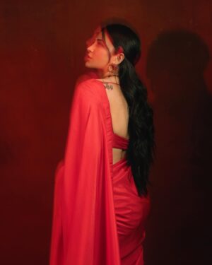 Shruti Haasan Instagram - ❤️ 🍎 🍒 

Styled by - @harmann_kaur_2.0 
Style team - @poojakaranam 
Saree - @ekayabanaras 
Footwear- @aprajitatoorofficial
HMU - @prakatwork
Photographer- @prachuprashanth