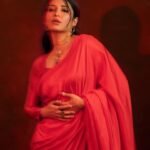 Shruti Haasan Instagram – ❤️ 🍎 🍒 

Styled by – @harmann_kaur_2.0 
Style team – @poojakaranam 
Saree – @ekayabanaras 
Footwear- @aprajitatoorofficial
HMU – @prakatwork
Photographer- @prachuprashanth
