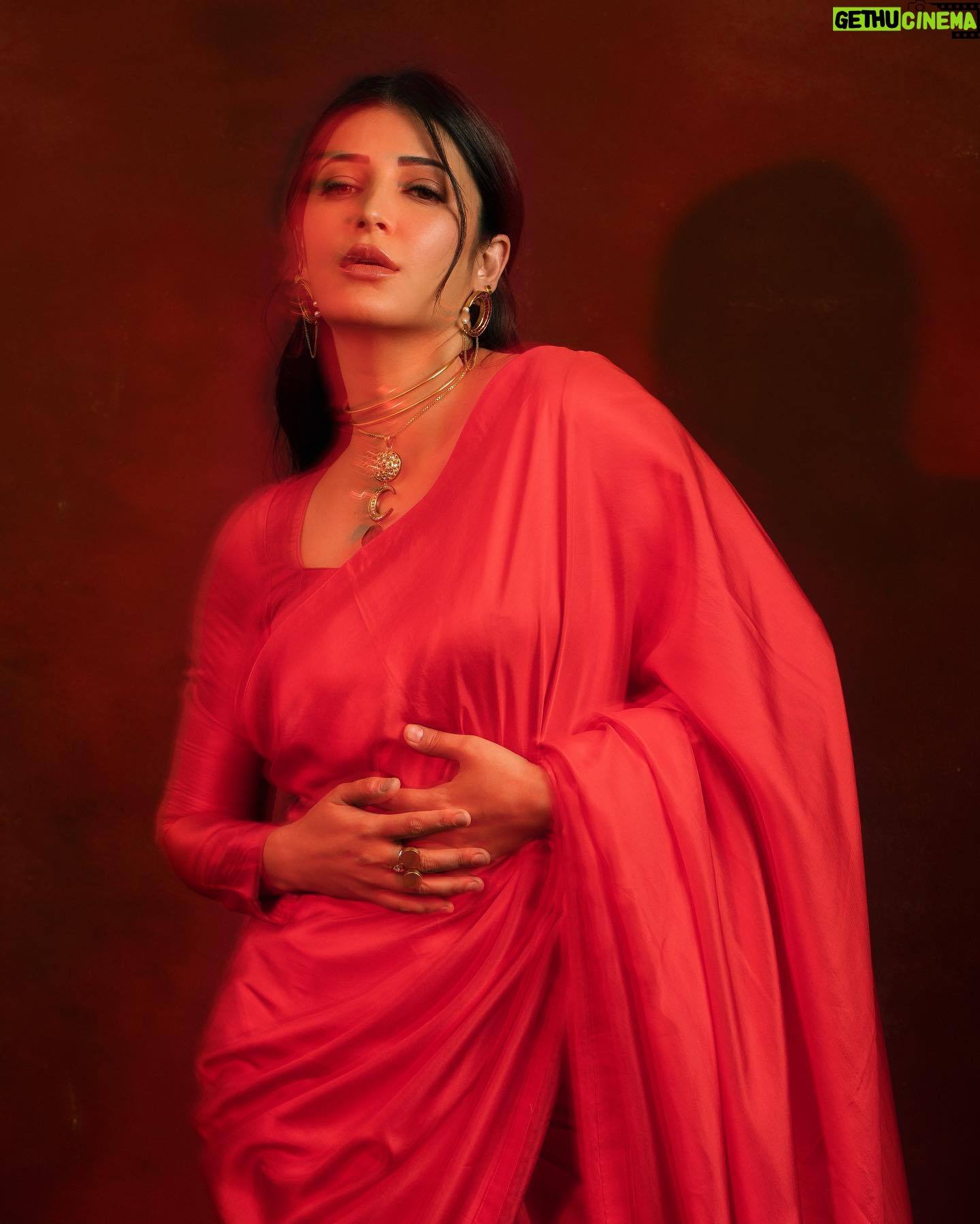 Shruti Haasan - 606.5K Likes - ❤️ 🍎 🍒
Styled by - @harmann_kaur_2.0
Style team - @poojakaranam
Saree - @ekayabanaras
Footwear- @aprajitatoorofficial
HMU - @prakatwork
Photographer- @prachuprashanth