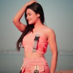Shrutika Gaokkar Instagram - जीवन एक रस्सी है जो हमें आशा के माध्यम से झुलाती है। हमेशा विश्वास रखें कि आज कल से बेहतर है और आने वाला कल आज से बहुत बेहतर होगा। खूबसूरत कल कभी नहीं आता, जब आता है तो पहले से ही आज होता है। खूबसूरत कल की तलाश में अपने आज के शानदार दिन को बर्बाद न करें। आज जियो वरना कल इतिहास बन जाएगा।