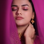 Shrutika Gaokkar Instagram - Let’s be a reflection of what we would like to receive...If we want Love, let’s give Love... If we want truth, let’s be truthful...If we want respect, let’s be respectful...What we give out will always return.... What goes around comes around...!!