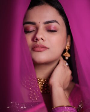 Shrutika Gaokkar Instagram - Let’s be a reflection of what we would like to receive...If we want Love, let’s give Love... If we want truth, let’s be truthful...If we want respect, let’s be respectful...What we give out will always return.... What goes around comes around...!!
