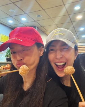 Shu Qi Instagram - 起🛫Have a great day 🍎妳太瘦了～辛苦了獎勵一顆半炸芋丸🍾